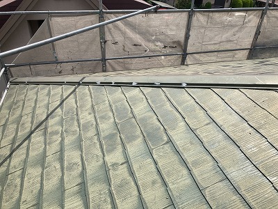 カラーベスト屋根棟板金釘打ち直し完了